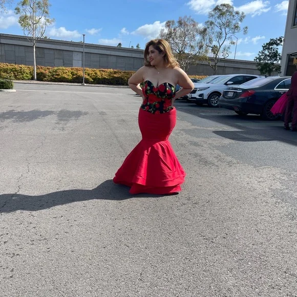 Elegant Red Floral Strapless Dress - Picture 3 of 5